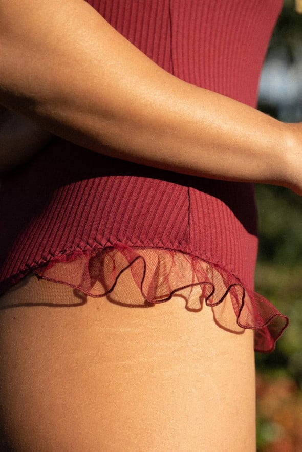 Body à jarretelles amovibles Anémone Jolies mômes - en jersey rouge bordeaux upcyclé - fabrication européenne à Lisbonne
